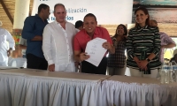 La Gobernadora acompañada de otros alcaldes presente en el acto de compromiso del proyecto.