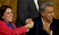 Lenín Moreno, presidente de Ecuador, celebra el triunfo del 'Sí' junto a su vicepresidenta.