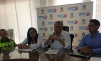 El Capitán Jorge Larrota, La directora de la Oficina de Tránsito, Carmen de la Hoz; el Secretario del Interior departamental, Luis Gómez y el ingeniero Víctor Medina, hablaron sobre el nuevo proyecto de seguridad vial.