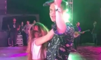 La mujer, que habría burlado la seguridad, subió al escenario para demostrarle su afecto al cantante vallenato.