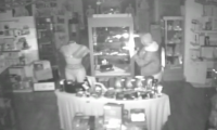  Momento en el que el asaltante se lleva los juguetes eróticos.