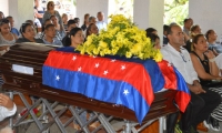 Féretro de Félix Vega, en la capilla de Jardines de Paz.