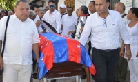 Féretro de Félix Vega, en la capilla de Jardines de Paz.