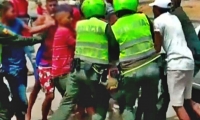 Habitantes del barrio, protegen al presunto ladrón de los uniformados.