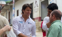 Rubén Jiménez, candidato a la Cámara, en su recorrido por los municipios.