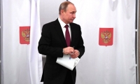  El Presidente ruso Vladimir Puti, ejerciendo el derecho al voto. 