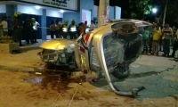 El carro donde iban los cinco jóvenes se partió en dos debido al fuerte choque.