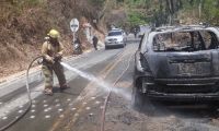 Bomberos atienden la emergencia. 