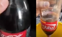Demostración del hombre con la botella de Coca- Cola.