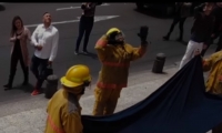 El momento en que la pareja pasaba por el lugar y el supuesto hombre se lanzaba del sexto piso. 