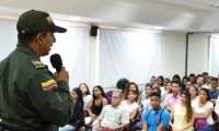 La conferencia organizada por el álma máter contó con masiva asistencia de los docentes y estudiantes de algunas Instituciones Educativas Distritales como el Hugo J. Bermúdez y el Francisco de Paula Santander.