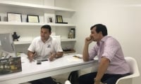El presidente de Asbama, José Francisco Zúñiga (der.) en conversación con el director de este diario digital, Polo Díaz Granados.