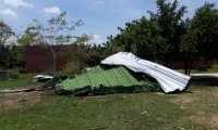 Techo de las aulas de clase que salió volando por las fuertes brisas.