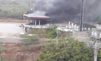El choque de la buseta provocó el incendio de la estación de servicios.
