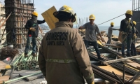 La emergencia dejó varios trabajadores lesionados.