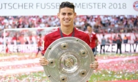 James Rodríguez levanta el trofeo de campeón de la Liga de Alemania. 