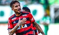 Paolo Guerrero, al servicio del Flamengo, celebrando un gol ayer domingo ante Chapecoense.