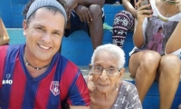 Carlos junto a una abuelita en la cancha "La Castellana".