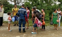 Autoridades apoyando a las familias afectadas.