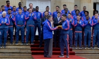 El Presidente Juan Manuel Santos entrega al capitán Falcao García la bandera de Colombia.