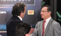 Sergio Fajardo y Gustavo Petro se dan la mano antes de participar en un debate.
