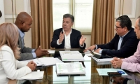 Presidente Santos reunido con ministros Luis Murillo y Germán Arce.