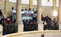 Partido verde- pancarta en el congreso.