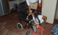 Momento en que Katherine dejaba por fin banquito de plástico y estrenaba su nueva silla de rueda. 