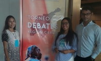 La joven de séptimo semestre del Programa de Economía Ana Pirela Ríos, quien hace parte del equipo de alumnos que concursó en este Torneo, junto con Vanessa Mier García y Daniel José Rueda Lobato, de sexto y cuarto semestre respectivamente, fue premiada por ocupar el primer lugar en oratoria entre todos los participantes de las diferentes universidades de la Costa Caribe colombiana.