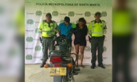 Pareja capturada por presunto robo de motocicleta.