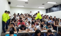 Policías requisan a los estudiantes en un salón de clases de la Unimagdalena.