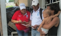 La actividad realizada, casa por casa, se desarrolló revisando, en primera instancia, los carnés de vacunación que deben brindar los padres de familia o cuidadores.