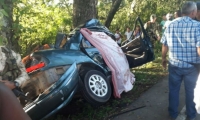 Al parecer, el conductor perdió el control del vehículo y chocaron contra un árbol.