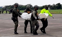 Policía colombiana traslada los cuerpos del equipo periodístico ecuatoriano.