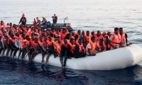 Barco con inmigrantes africanos en el Mediterráneo