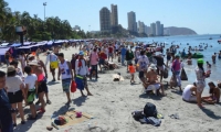 En esta foto captada al mediodía de ayer se puede palpar el lleno casi total de las playas de El Rodadero.
