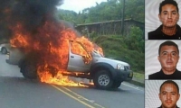 Así quedó la camioneta en que se transportaban los tres agentes. 