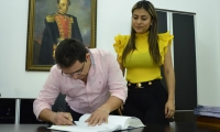 Adriana Trujillo Arias en el acto de posesión con el alcalde de Santa Marta, Rafael Martínez.