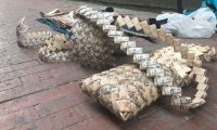 Estos son los bolsos que ofrecen los venezolanos en las calles de Santa Marta