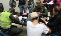 La mujer, junto al menor, en la Policía de Cali.