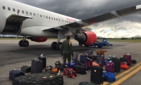 Al llegar a Bogotá, las maletas fueron revisadas por personal de seguridad del terminal aéreo.