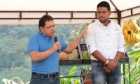 Alcalde Rafael Martínez y Raul Pacheco durante la posesión.