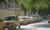 Taxis parqueados mientras los conductores pueden instalar el taxímetro. 
