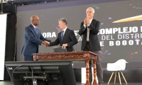 El presidente Juan Manuel Santos en la firma del decreto de la línea negra.