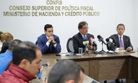  El ministro de Hacienda, Alberto Carrasquilla, en una rueda de prensa en Bogotá.