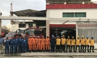 Unidades de organismo de socorro buscan acabar las llamas en la Sierra Nevada.