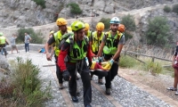 Miembros de los servicios de rescate retiran en camilla a un excursionista afectado por las inundaciones en la Garganta de Raganello en Civita, Italia.