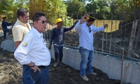 El alcalde Pedro J. Sánchez Rueda verificando las obras en el municipio de Aracataca.
