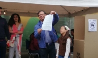 Gustavo Petro votando la consulta.