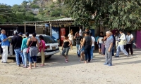 El cuerpo fue sacado de la vivienda para llamar la atención de las personas y que ayuden para poder sepultarla. 